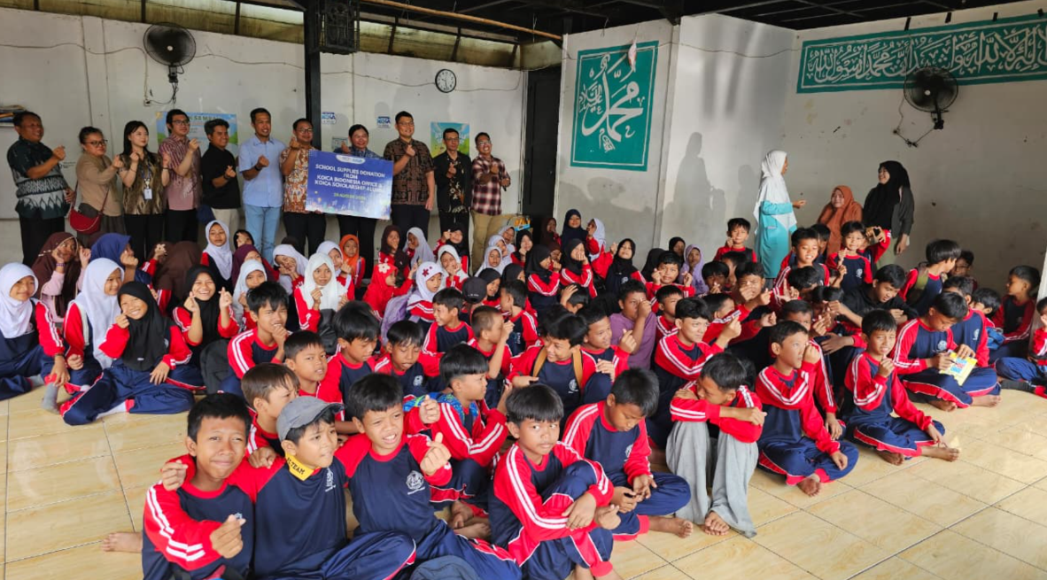 KOSA Indonesia Berikan Donasi Peralatan Sekolah dan Edukasi Pemilahan Sampah di Sekolah Master
